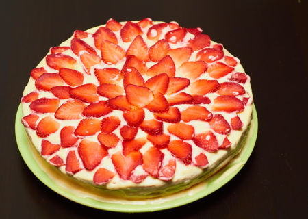 strawberry-cream-pie-with-date-pecan-crust