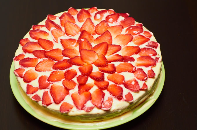 strawberry-cream-pie-with-date-pecan-crust